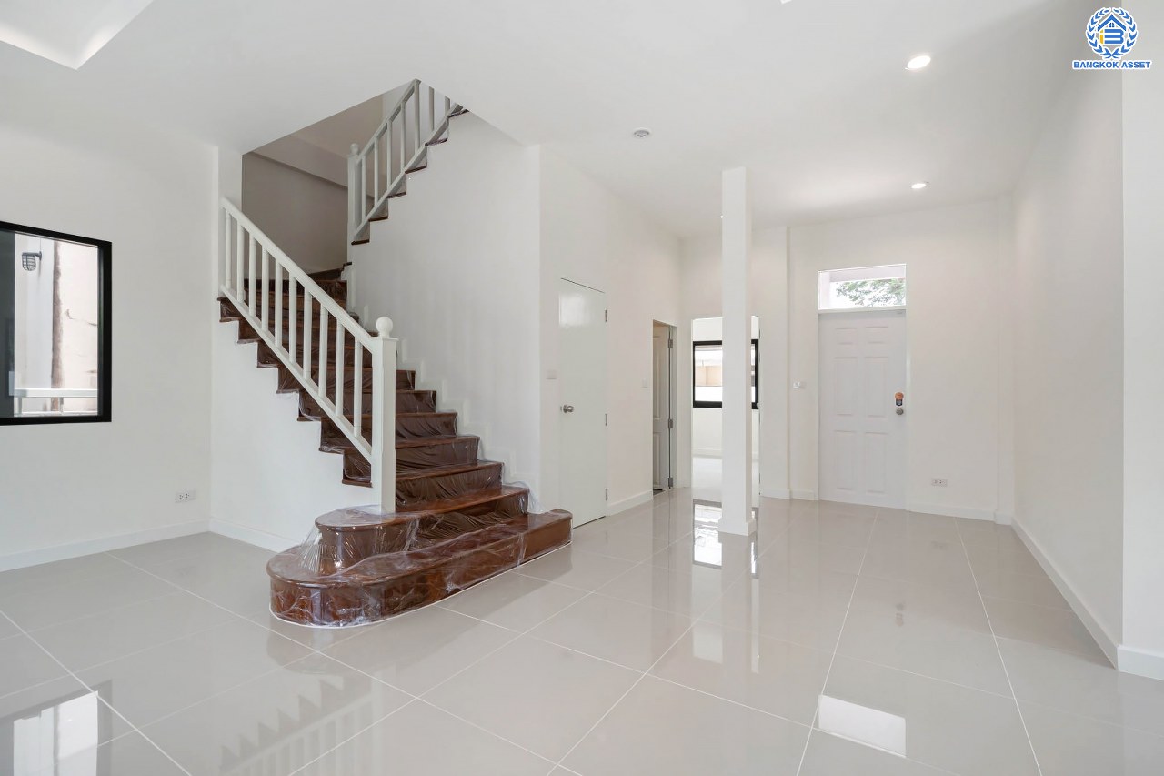 บ้านมือสองตกแต่งใหม่ โครงการ ปัญจทรัพย์พาร์ค ปิ่นเกล้า เนื้อที่ 60 ตร.ว. พื้นที่ใช้สอยมากกว่า 286.47 ตร.ม. ฟังก์ชันจัดเต็ม 4 ห้องนอน 2 ห้องน้ำ จอดรถได้ 2 คัน ตอบโจทย์ทุกการเดินทาง บนทำเลศักยภาพ ติดถนนบรมราชชนนี เชื่อมต่อทางคู่ขนานลอยฟ้า ใกล้รถไฟฟ้าสายสีน้ำเงิน "สถานีบางพลัด"